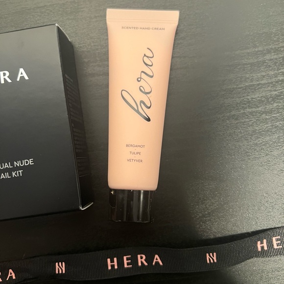 BRAND NEW HERA Korean Sensual Scented Hand Cream - Picture 2 of 3